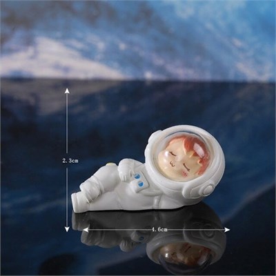 Космонавт лежит мини-фигурка 2,3*4,6см 111765 - фото 24881