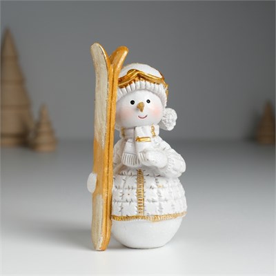 Фигурка полистоун «Снеговик лыжник в бело-золотом наряде», 5.5*5*10.2см 126081