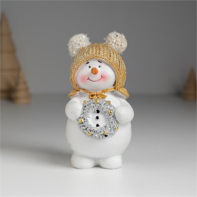 Фигурка полистоун «Снеговик в шапке с помпошками, с новогодним венком», 5.5*4*10см 126082