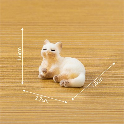 Кошка белая коричн лапки лежит 1,6*1,8см мини  128948