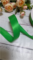 Лента атласная цв ярко-зеленый  2,5см 1 метр 110254